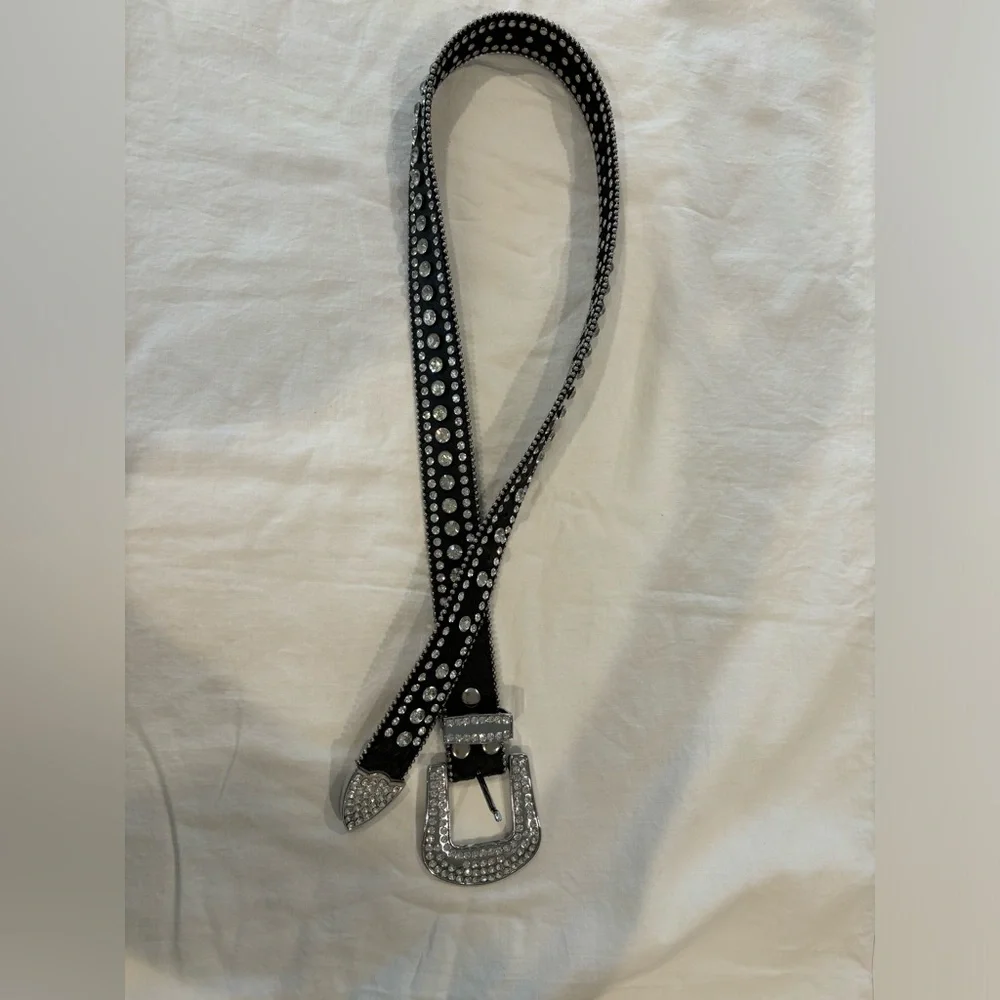Brand new bling genuine, leather belt,. No stones missing. Size medium large.‎